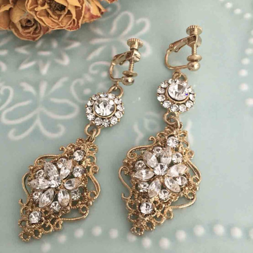貴族風のクリップオンイヤリング - Swarovski Elementsの（銀