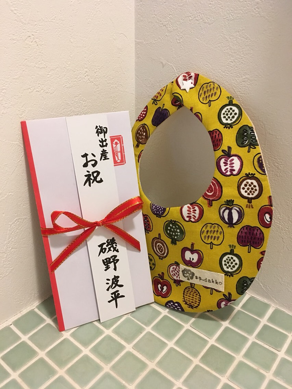 北欧風りんごスタイ付きお祝い封筒　短冊名入れ対応　出産祝いや誕生祝いに！ 2枚目の画像