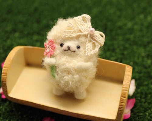 羊毛フェルトブローチ ヒツジのふらっふぃーちゃん 羊毛フェルト