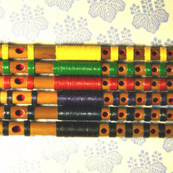 神楽笛（総巻篠笛）ピアス【受注製作】(籐蔓巻は６色に対応) 3枚目の画像
