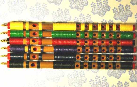 神楽笛（総巻篠笛）ピアス【受注製作】(籐蔓巻は６色に対応) 3枚目の画像