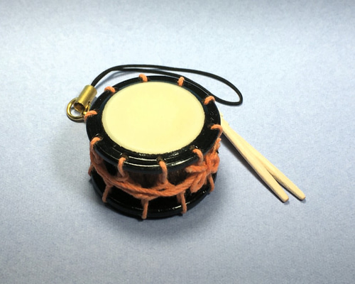 ヴィンテージ 和太鼓 締太鼓　黒塗り・両面革張り・紐締め 黒塗り 和太鼓】 締太鼓 紐締め バチ 台座付き 平太鼓 - メルカリ