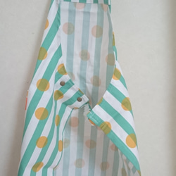 ふう様用キッズエプロン☆自分で着やすいゴムタイプ(グリーン水玉ストライプ)110-120センチ 三角巾つき 2枚目の画像