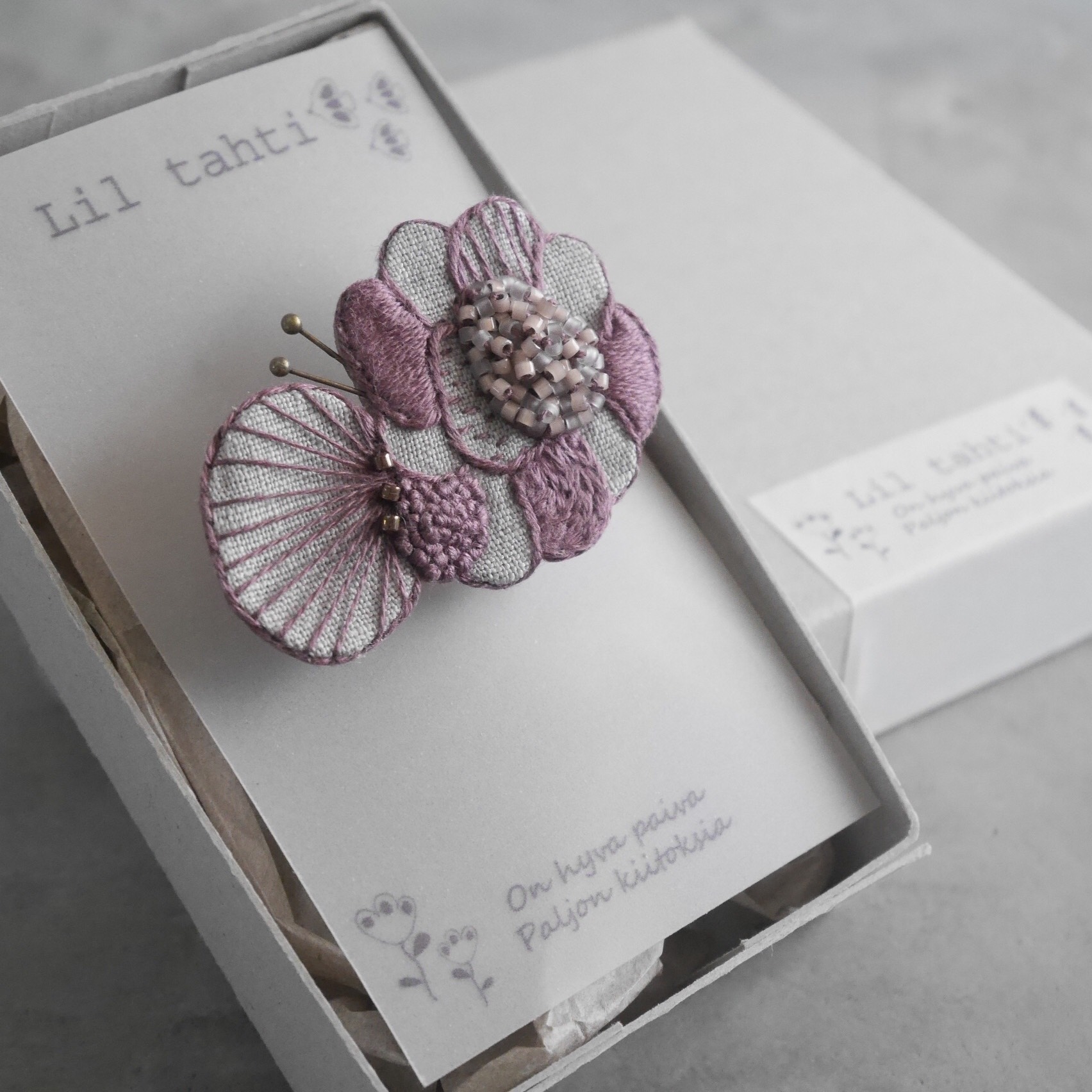 linen choucho刺繍ブローチ(パープル)【受注制作】