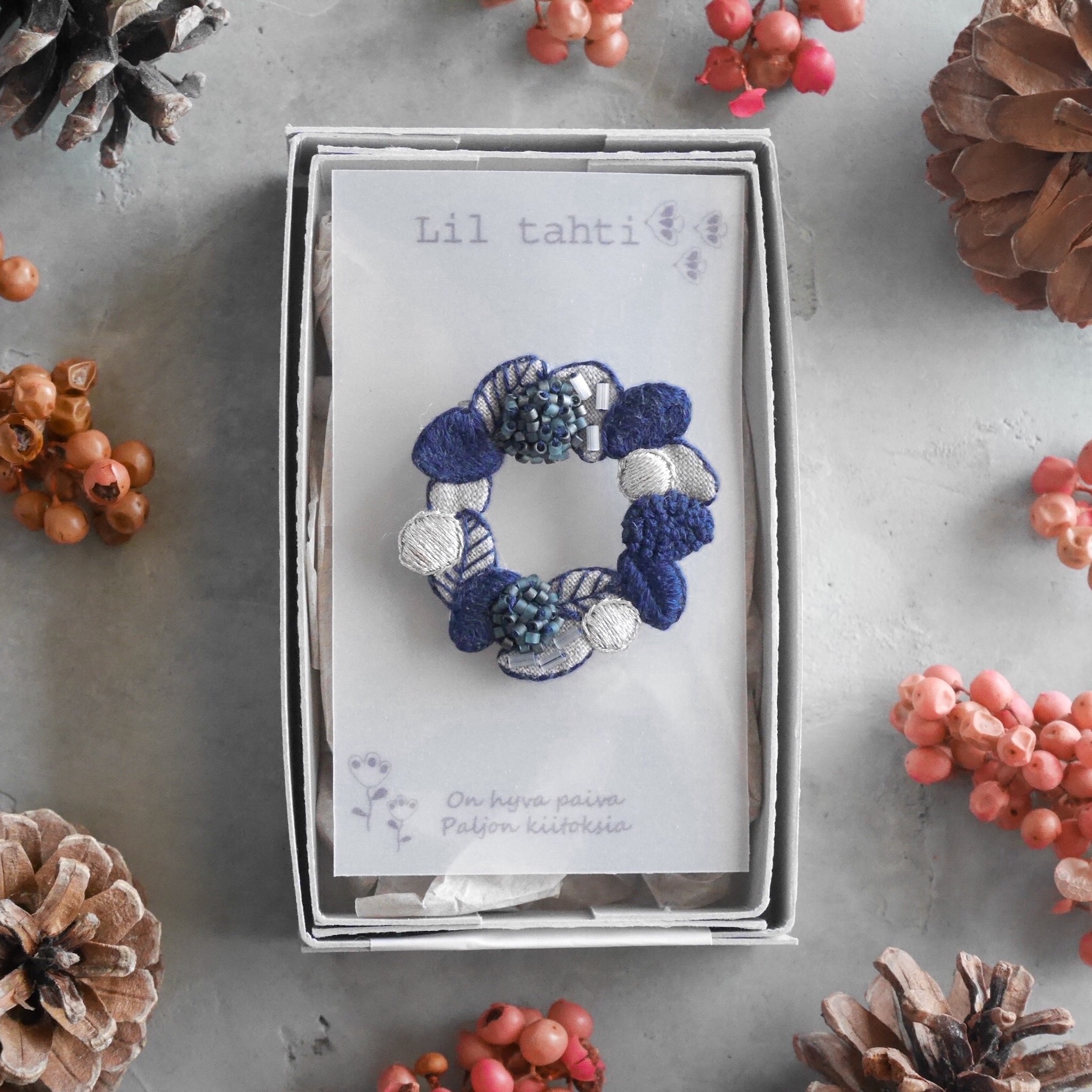 linen wreath刺繍ブローチ(ネイビー)【受注制作】