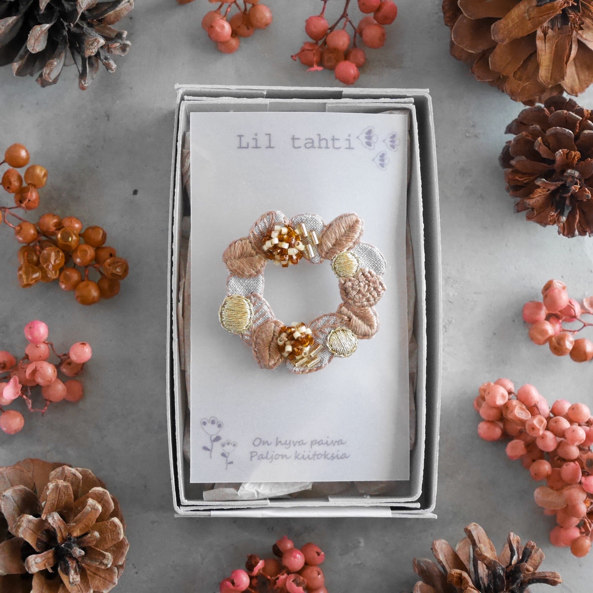 linen wreath刺繍ブローチ(ベージュ)【受注制作】