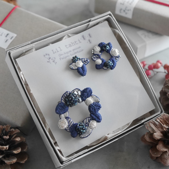 クリスマスありがとうセットlinen wreath刺繍ブローチandピアス/イヤリング(ネイビー)【受注制作】 1枚目の画像