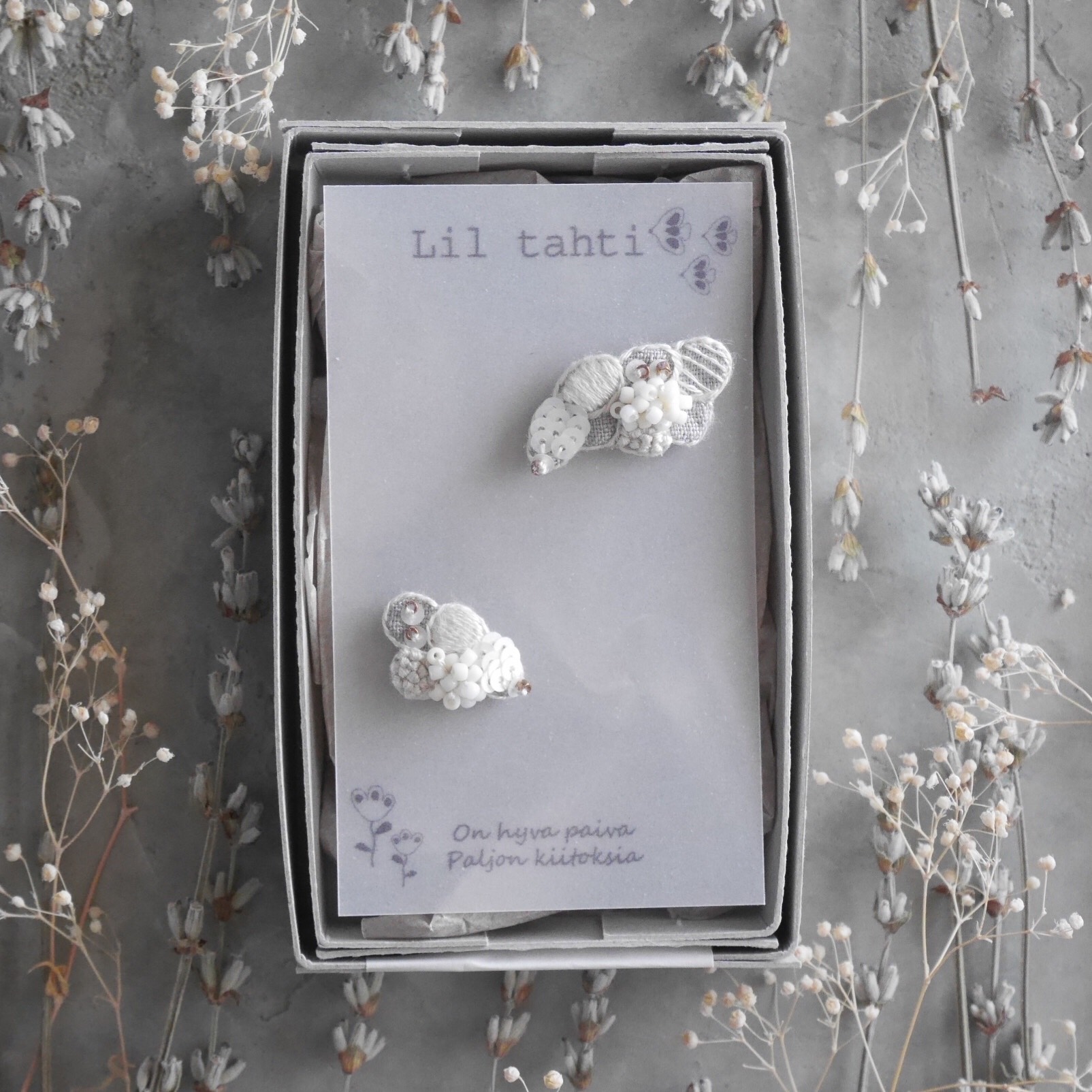 linen swan刺繍ピアス/イヤリング(オフ)【受注制作】