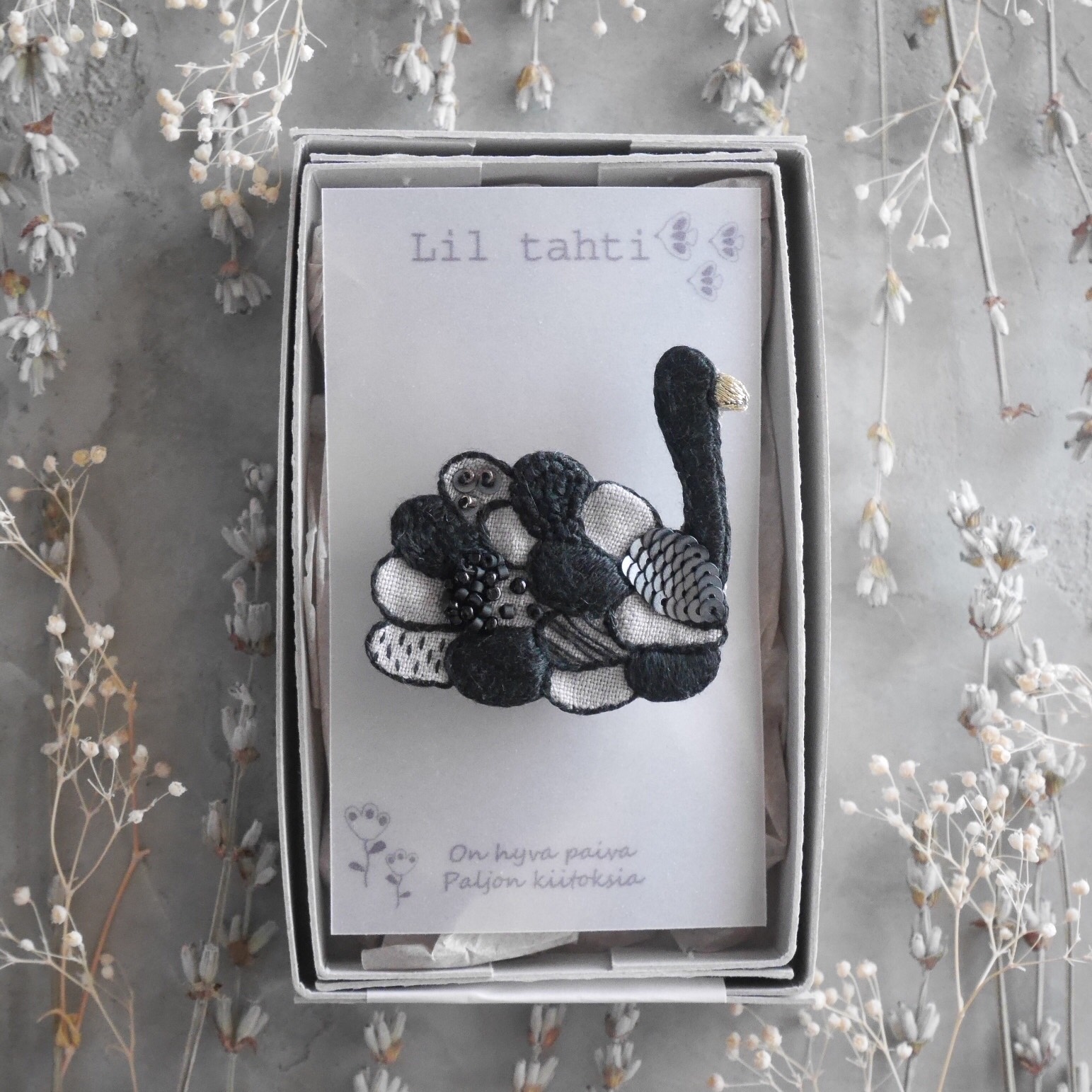 linen swan刺繍ブローチ(ブラック)【受注制作】