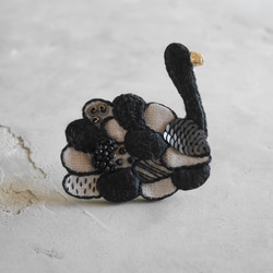 linen swan刺繍ブローチ(ブラック)【受注制作】 5枚目の画像