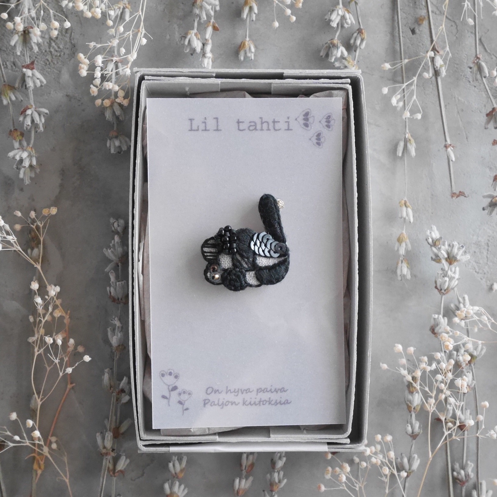 linen swan刺繍ピンブローチ(ブラック)【受注制作】