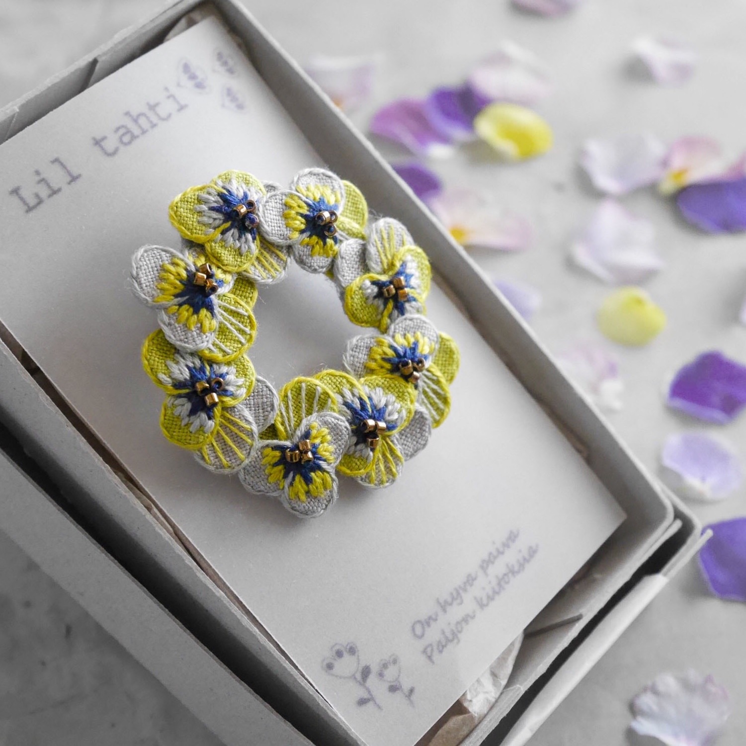 linen viola刺繍ブローチ(ライムイエロー)【受注制作】