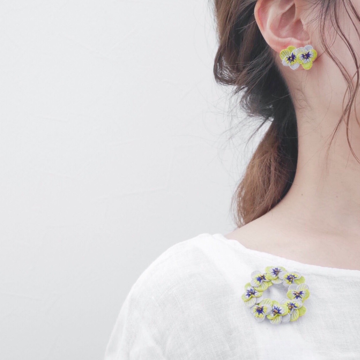 linen viola刺繍ブローチ(ライムイエロー)【受注制作】