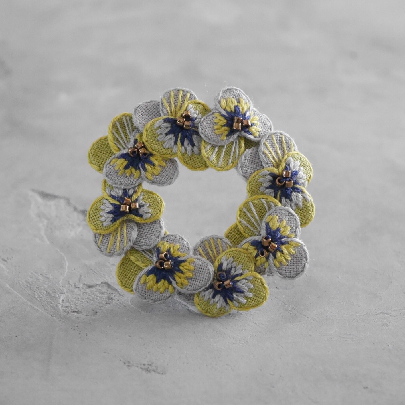 linen viola刺繍ブローチ(ライムイエロー)【受注制作】