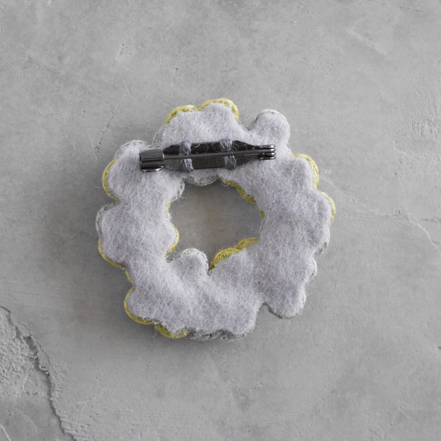 linen viola刺繍ブローチ(ライムイエロー)【受注制作】