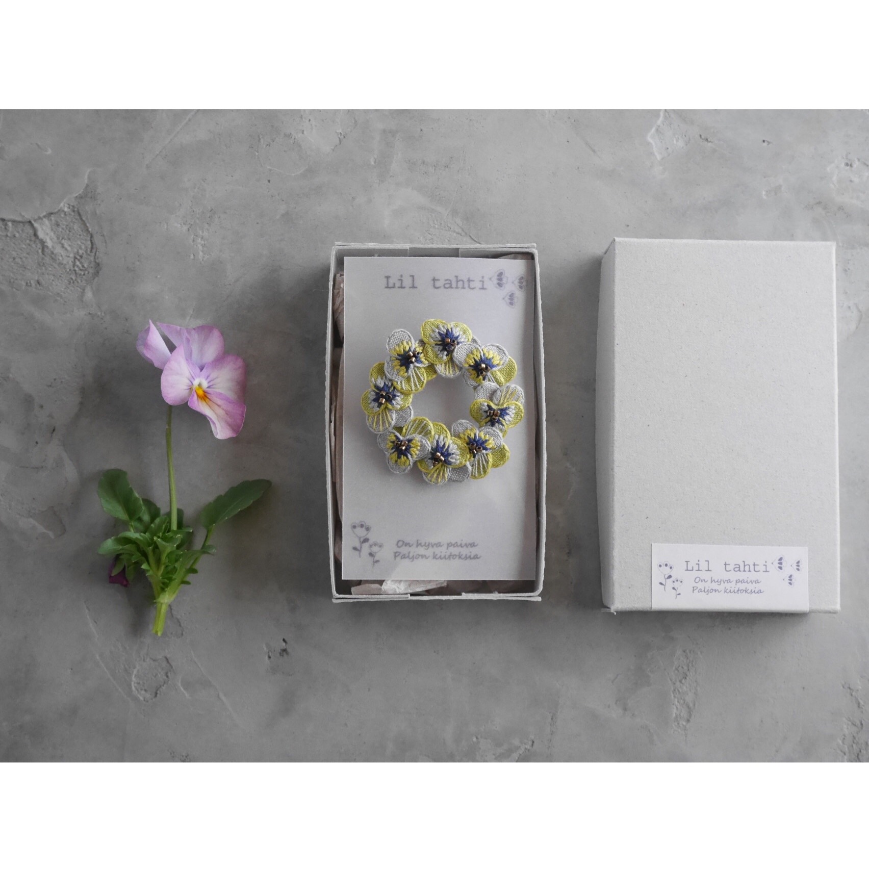 linen viola刺繍ブローチ(ライムイエロー)【受注制作】