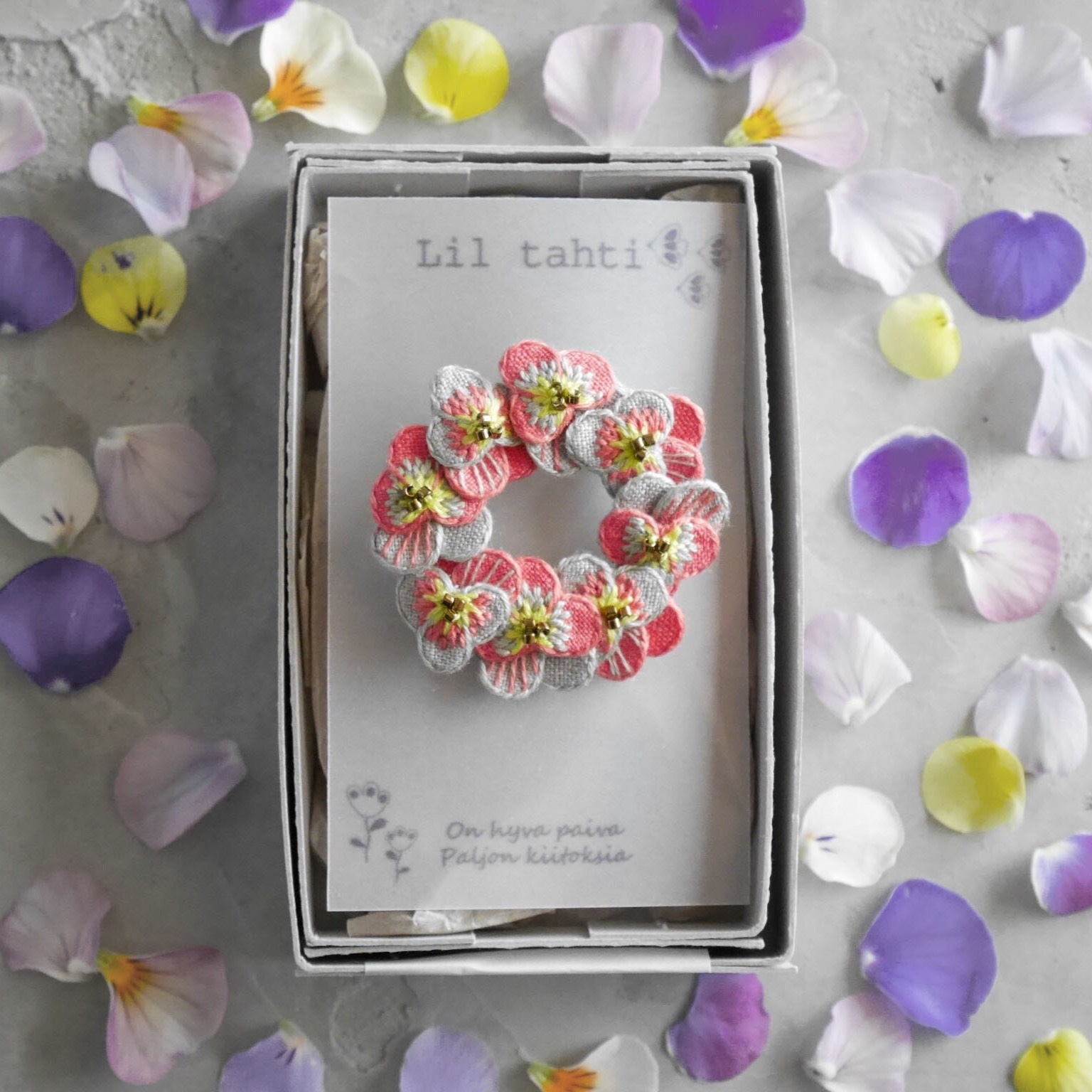 linen viola刺繍ブローチ(コーラルピンク)【受注制作】 8,880円