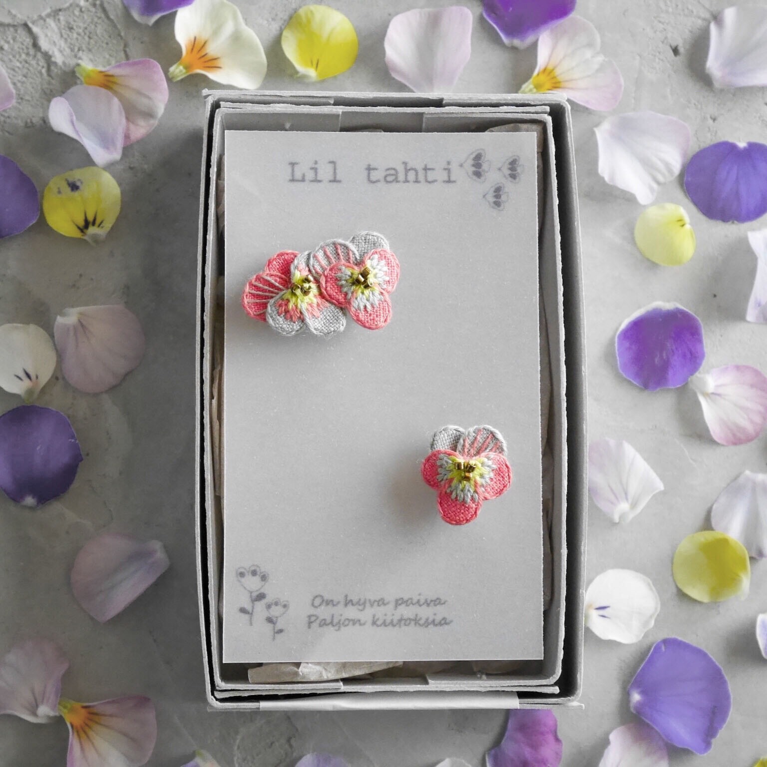 linen viola刺繍ピアス/イヤリング(コーラルピンク)【受注制作】