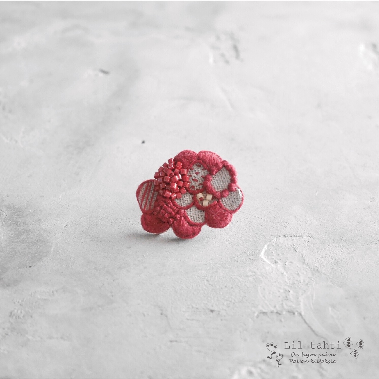 linen urokogumo刺繍ピンブローチ(ボルドー)【受注制作】