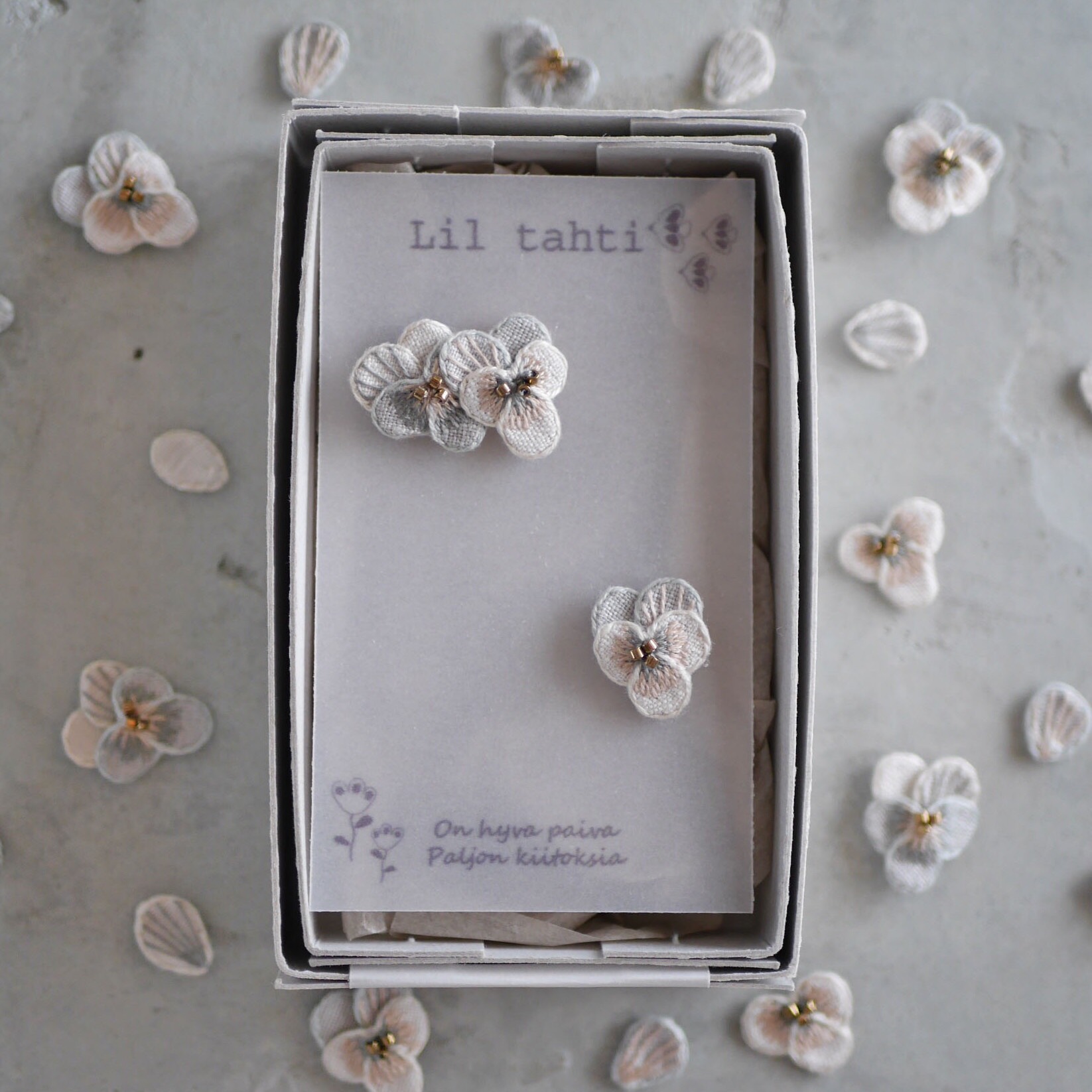 linen viola刺繍ピアス/イヤリング(ナチュラル)【受注制作】