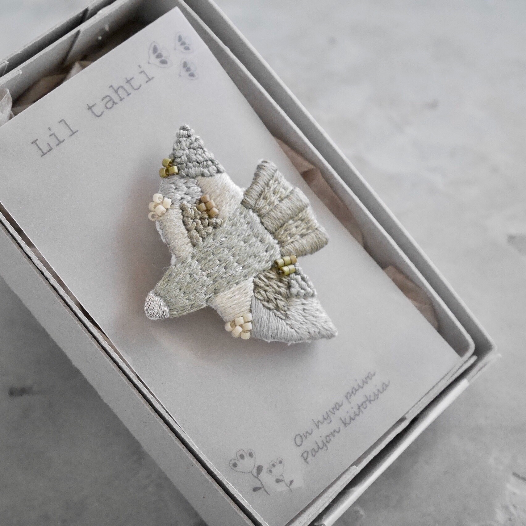 tori刺繍ブローチ(早朝の森)【受注制作】