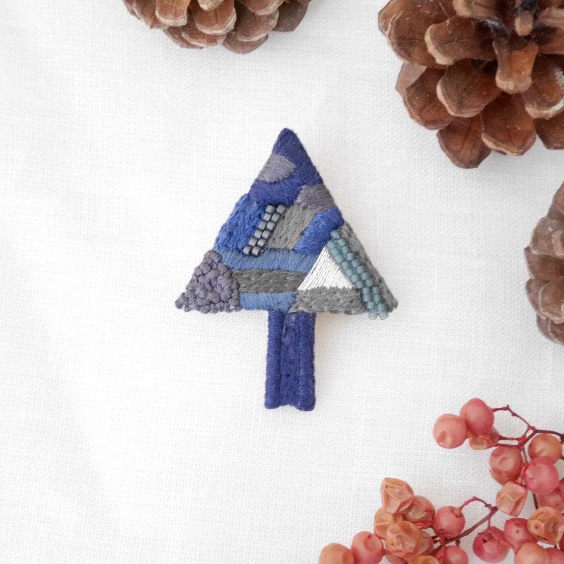 tree刺繍ブローチ(夜明け前)【受注制作】