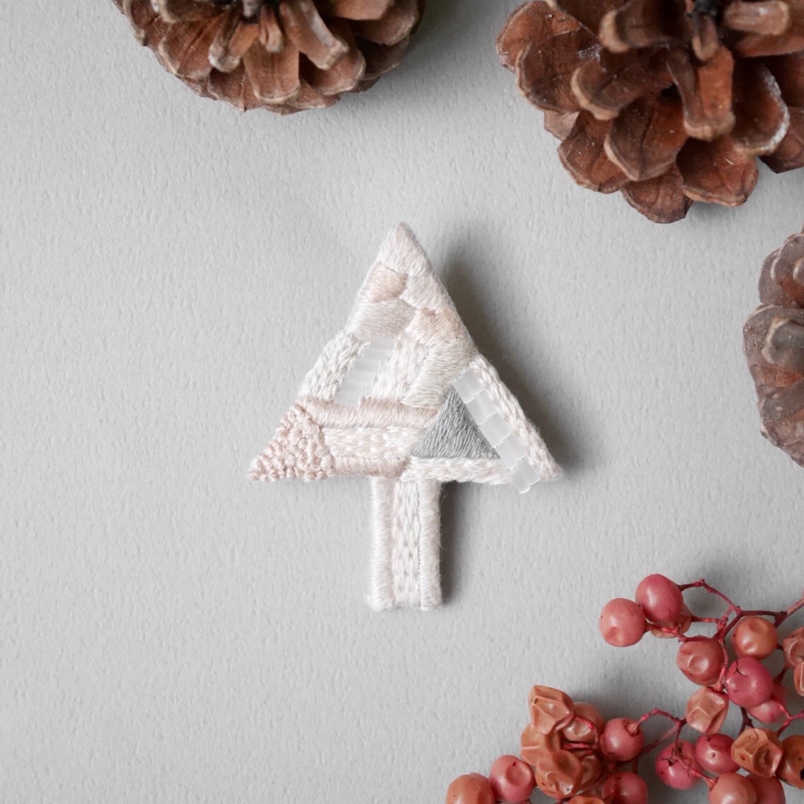 tree刺繍ブローチ(雪の日)【受注制作】