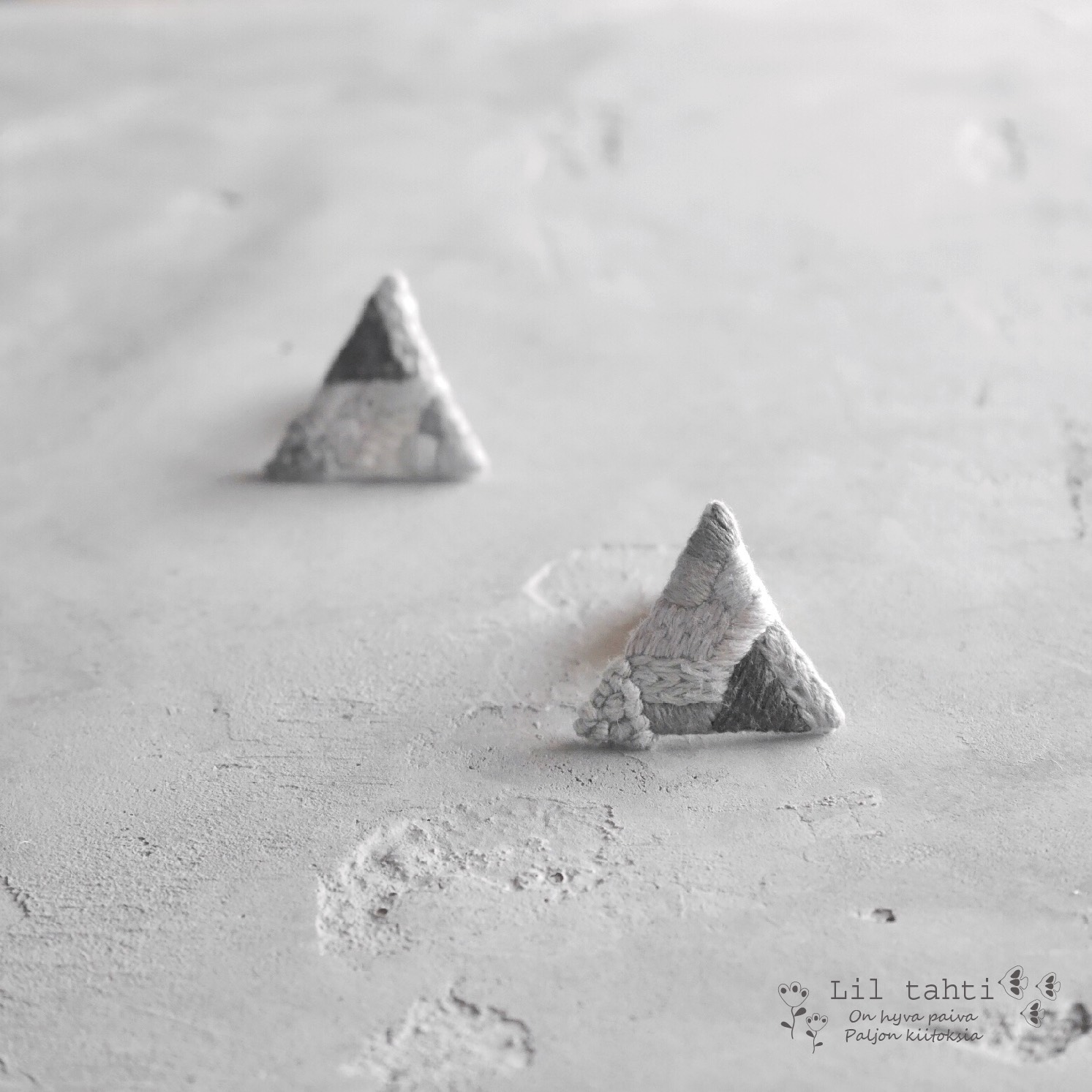 tree刺繍ピアス/イヤリング(曇り空の下)【受注制作】