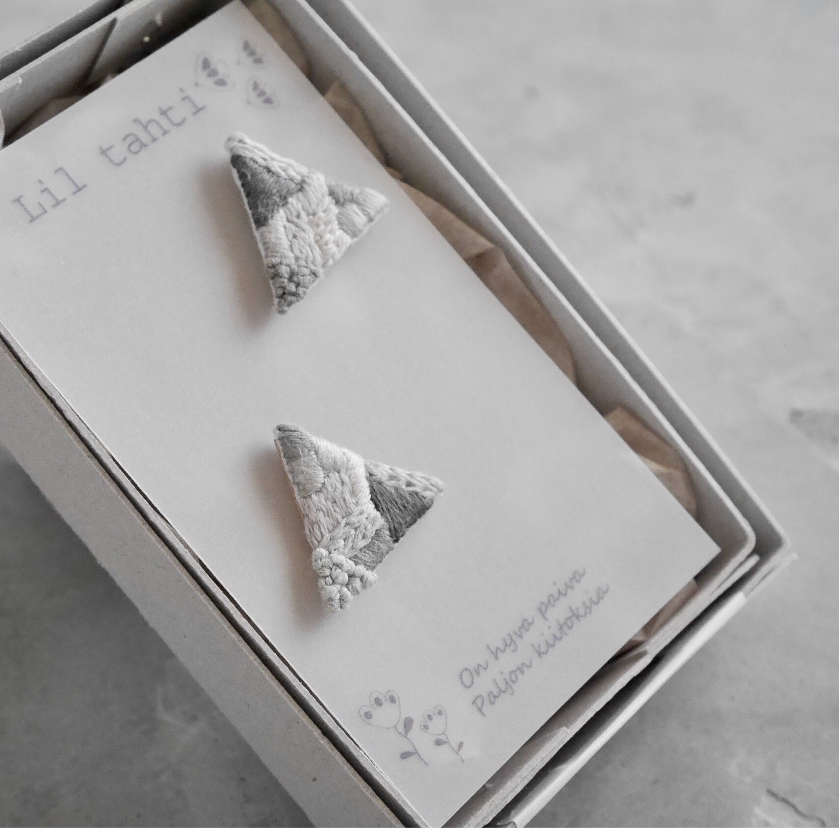 tree刺繍ピアス/イヤリング(曇り空の下)【受注制作】