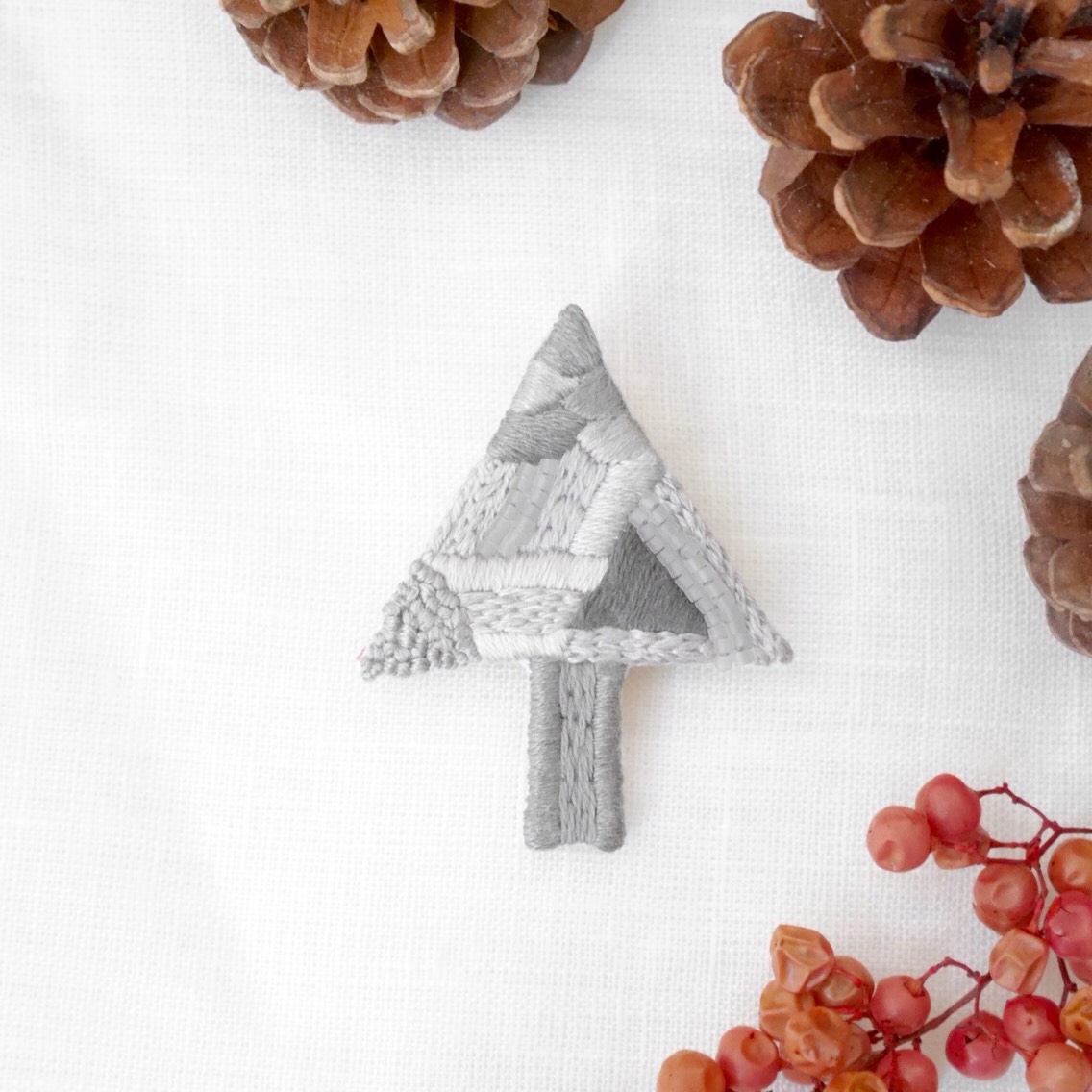 tree刺繍ブローチ(曇り空の下)【受注制作】