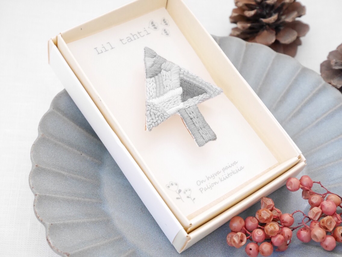 tree刺繍ブローチ(曇り空の下)【受注制作】