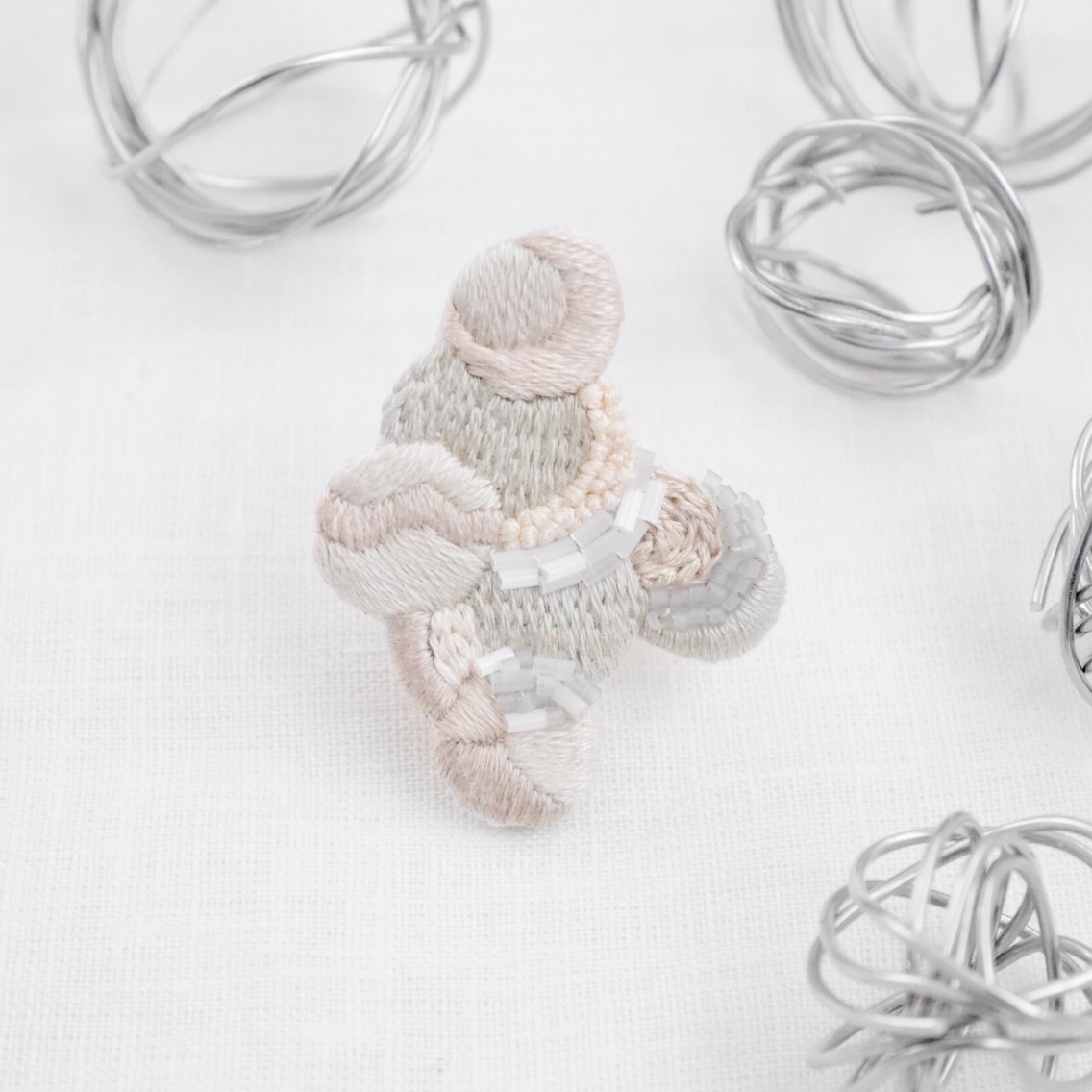 awaawa刺繍ブローチ(キナリ)【受注制作】