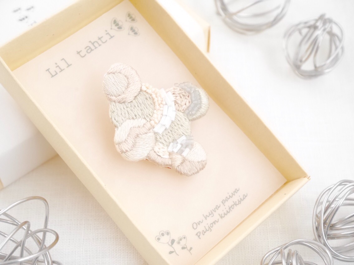 awaawa刺繍ブローチ(キナリ)【受注制作】