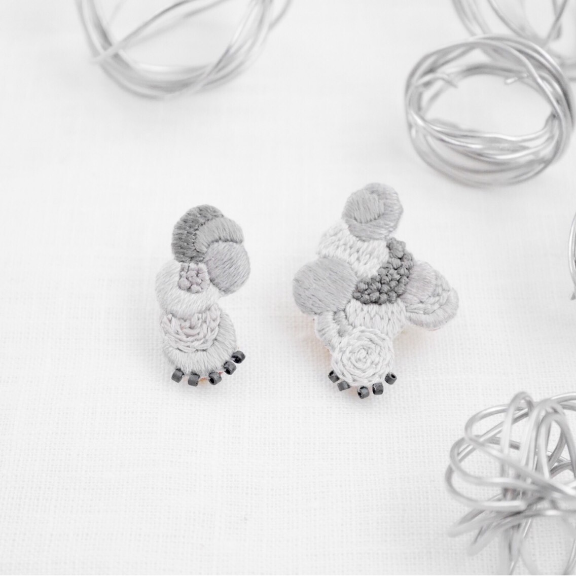 awaawa刺繍ピアス/イヤリング(グレー)【受注制作】