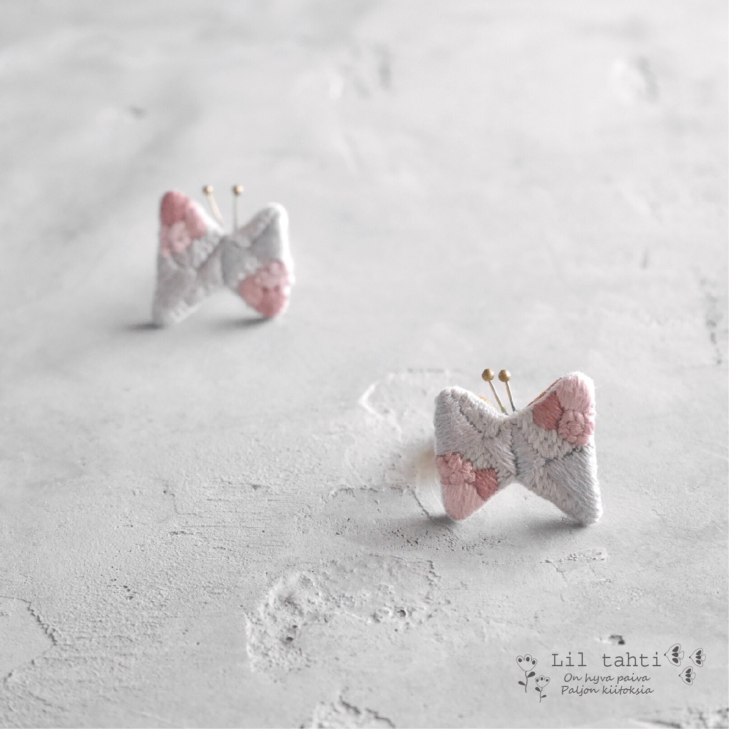 choucho刺繍ピアス/イヤリング(ラズベリー)【受注制作】