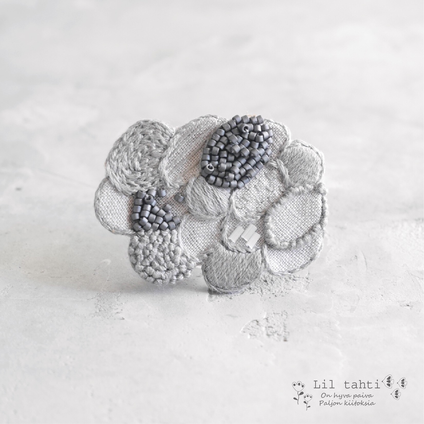 linen urokogumo刺繍ブローチ(グレー)【受注制作】