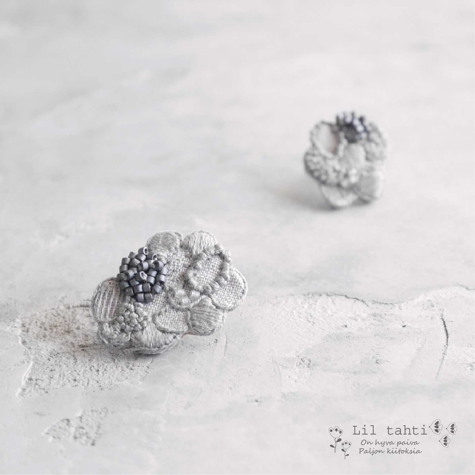 linen urokogumo刺繍ピアス/イヤリング(グレー)【受注制作】