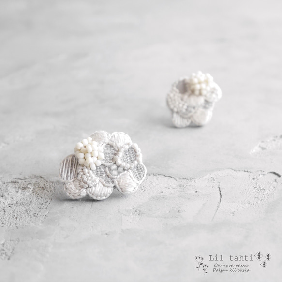 linen urokogumo刺繍ピアス/イヤリング(オフ)【受注制作】 ピアス 