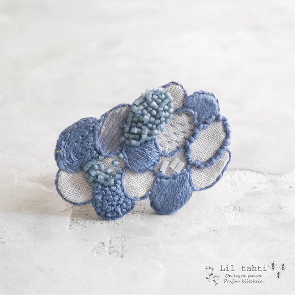 linen urokogumo刺繍ブローチ(クラシックブルー)【受注制作】 1枚目の画像