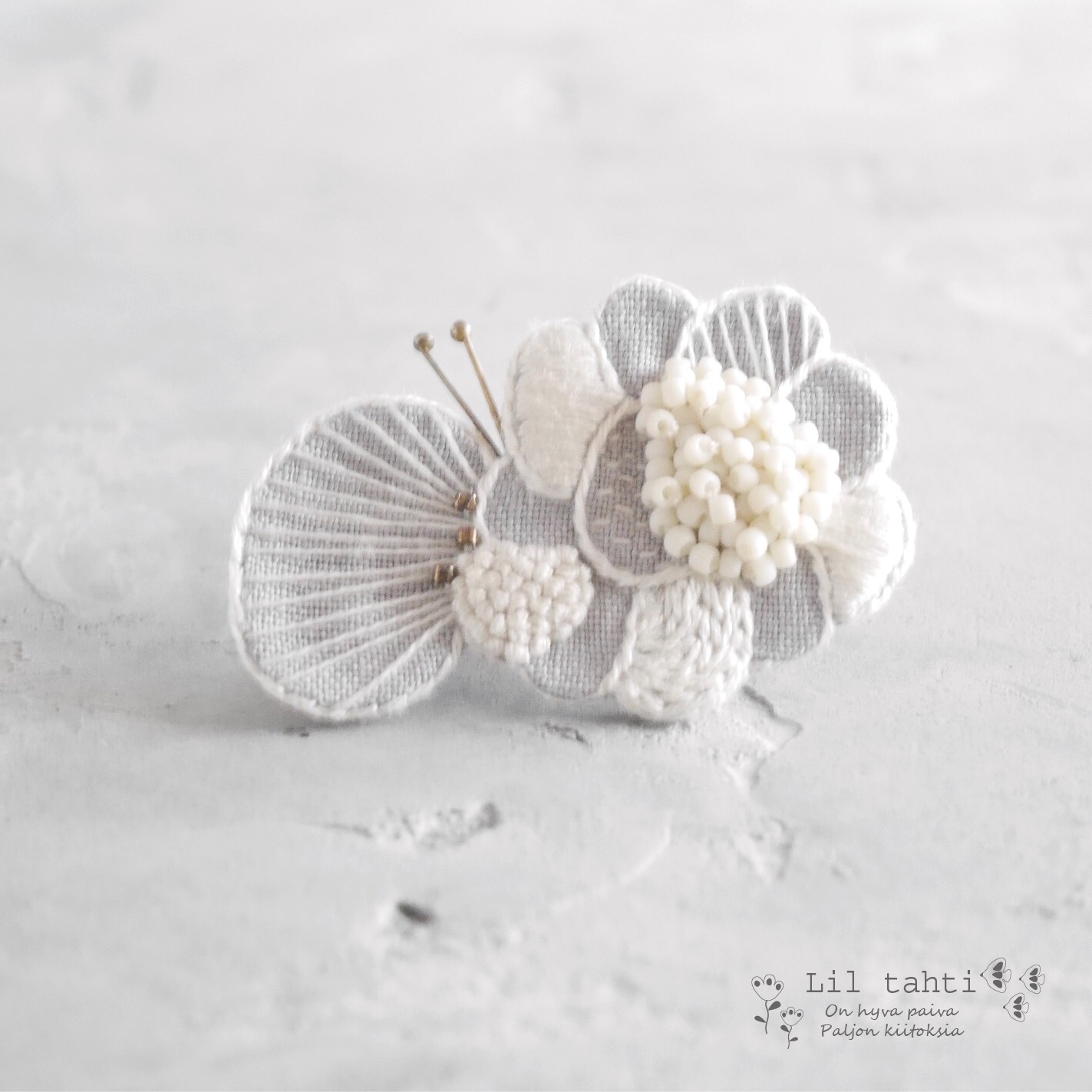 linen choucho刺繍ブローチ(オフ)【受注制作】