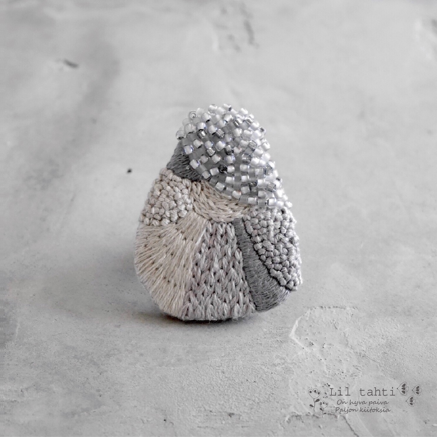 hanabira刺繍ブローチ(霧雨跡)【受注制作】