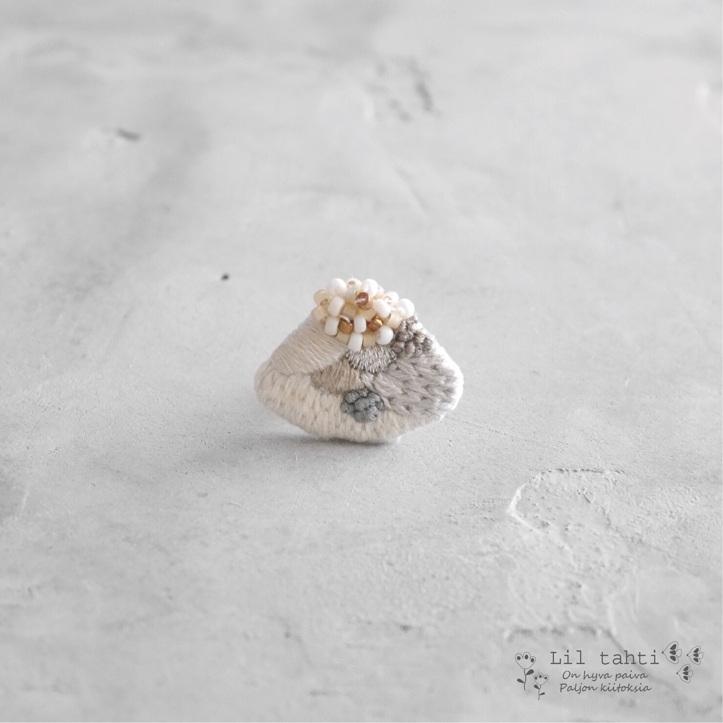 kaigara刺繍ピンブローチ(砂浜)【受注制作】