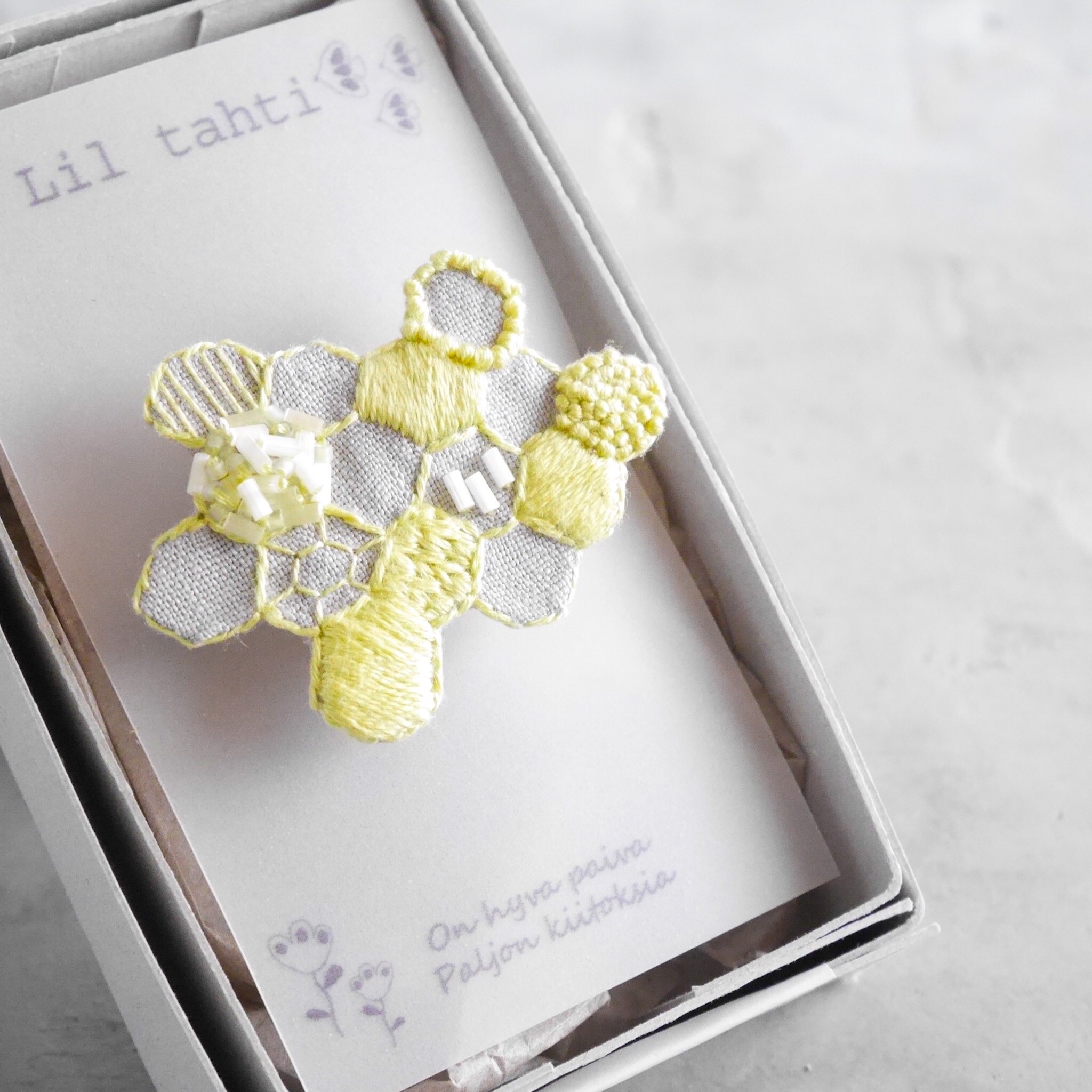 linen hachinosu刺繍ブローチ(レモンイエロー)【受注制作】