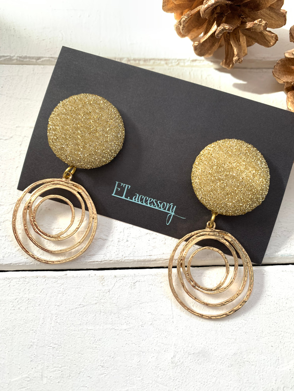 185 ゴールドラメ入りガラスドームと黒✖︎ブラウンアクセ　ピアスorイヤリング 185 ゴールドラメ入りガラスドームと黒✖︎ブラウンアクセ ピアスor