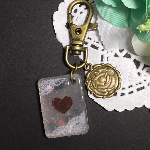 送料無料*アリス*白ウサギとトランプ柄のレジンのキーホルダー