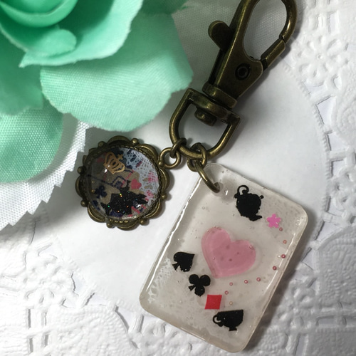 送料無料*アリス*白ウサギとトランプ柄のレジンのキーホルダー