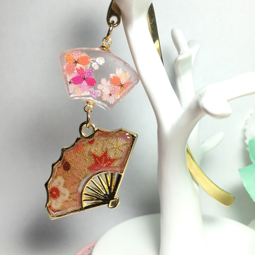 売れました 雪の扇子キーホルダー レジン 和風◇扇子『霞』紙ひこうき 漢字