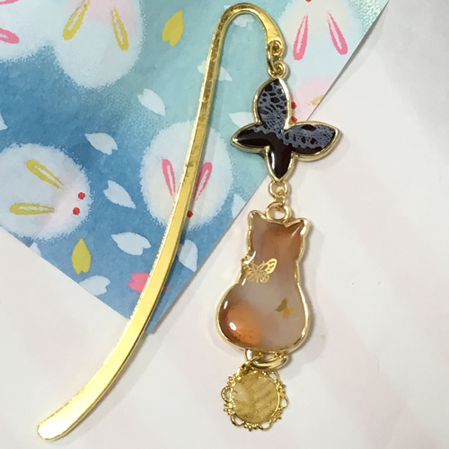 送料無料*蝶と和柄と茶白な猫のブックマーカー*レジン しおり 