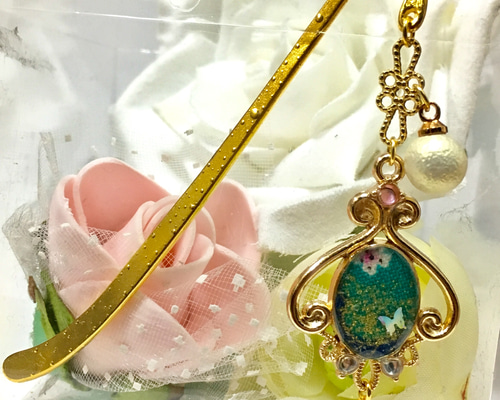 送料無料*ラインストーンと青&緑の蝶と桜の和柄の和風なブックマーカー