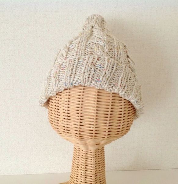 春用ネップ糸の縄編みキャップアイボリー 2枚目の画像